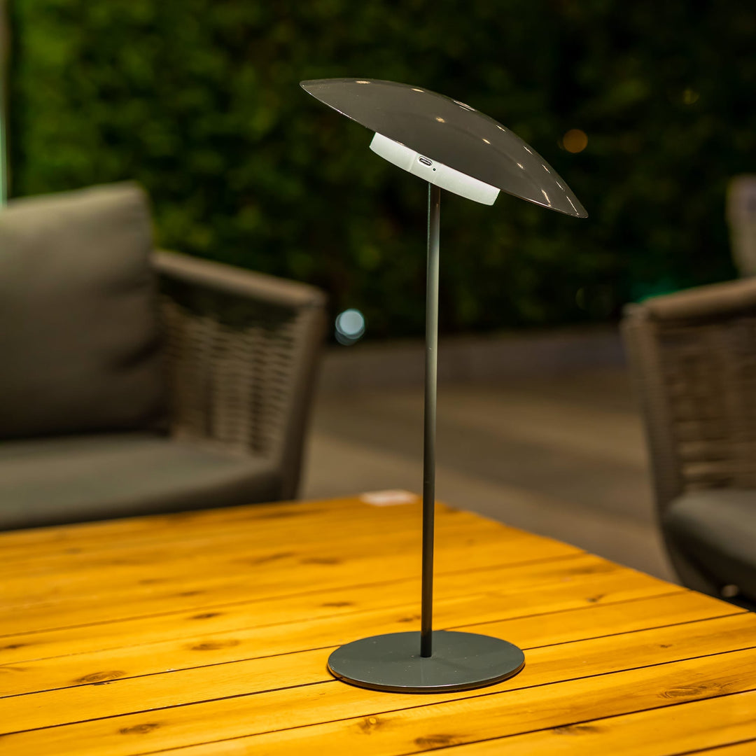 Ajoutez une touche méditerranéenne à votre intérieur avec la lampe de table Sardinia de Newgarden, disponible en blanc ou anthracite.