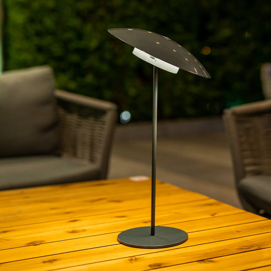 Ajoutez une touche méditerranéenne à votre intérieur avec la lampe de table Sardinia de Newgarden, disponible en blanc ou anthracite.