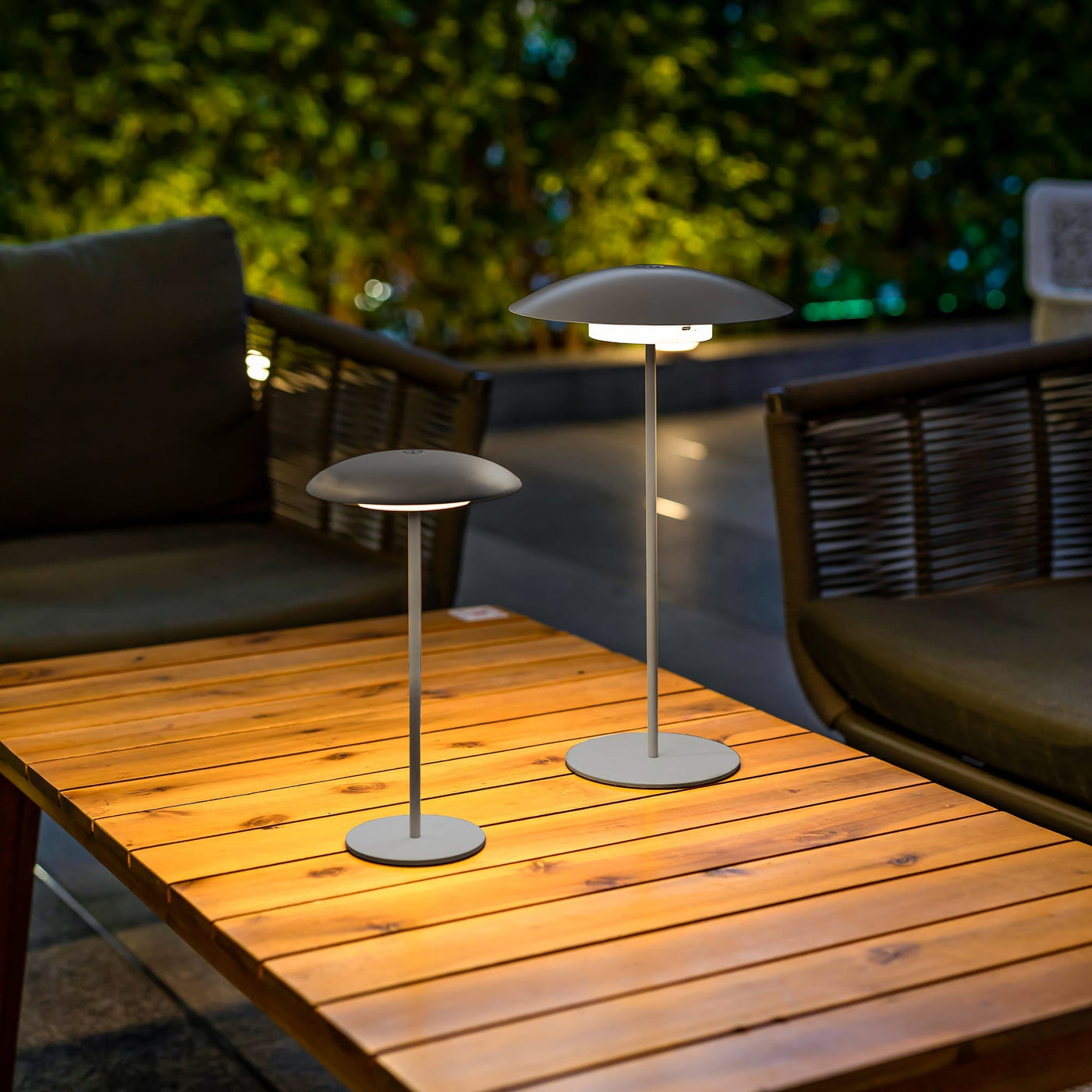 Optez pour la lampe de table Sardinia de Newgarden : design méditerranéen, autonomie de batterie longue durée, parfaite pour un éclairage personnalisé.