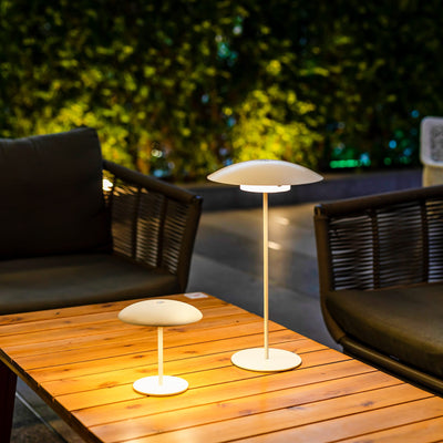 Découvrez la lampe de table Sardinia de Newgarden : design moderne, abat-jour oscillant pour une lumière ajustable, parfaite pour toute occasion.