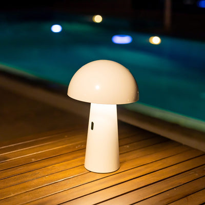 Découvrez la lampe de table Shitake de Newgarden : sans fil, abat-jour réglable, choix entre blanc ou noir pour s'adapter à votre style.