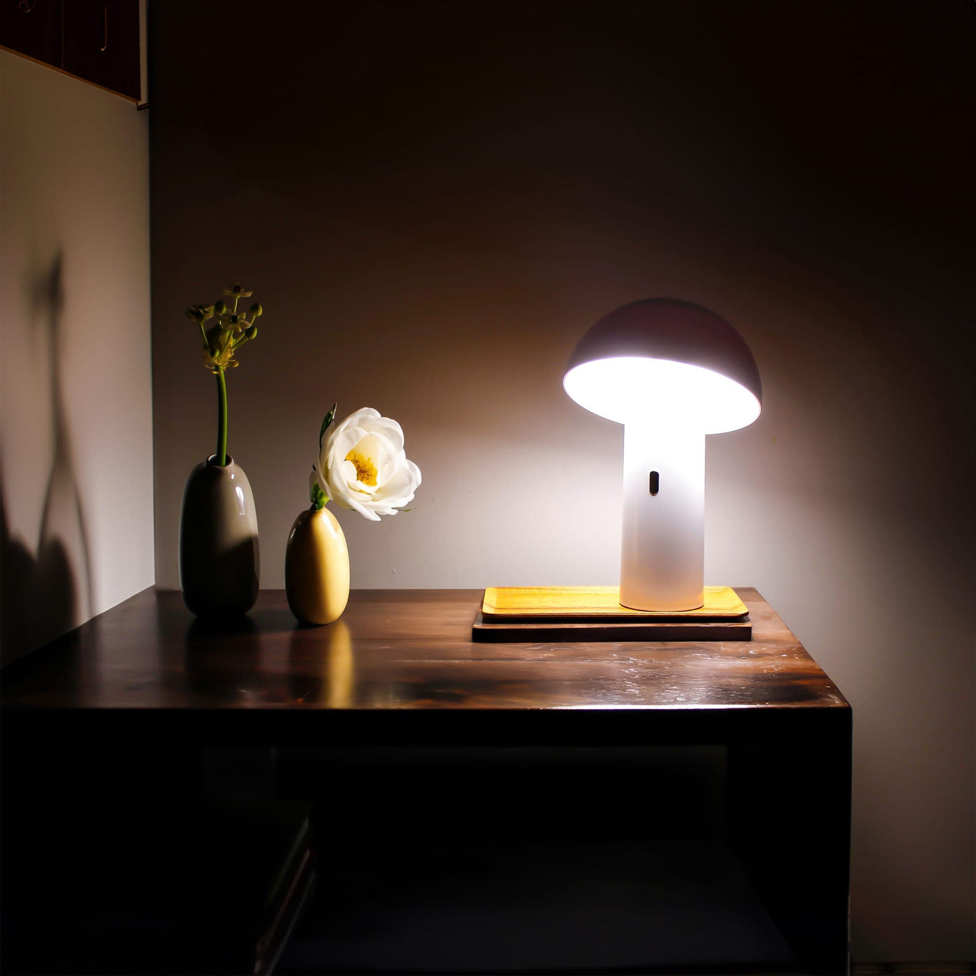 Ajoutez une touche de sophistication avec la lampe de table Shitake de Newgarden : sans fil, allumage tactile, autonomie de batterie étendue.