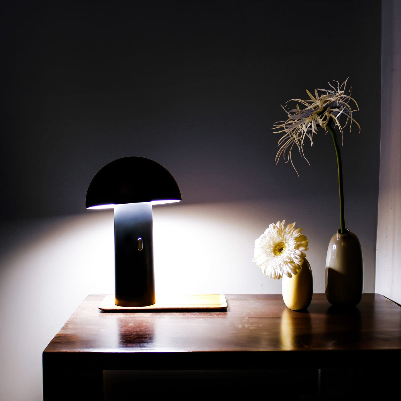 Lampe de table Shitake de Newgarden : allumage tactile, autonomie longue durée, idéale pour éclairer avec sophistication votre espace intérieur ou extérieur.