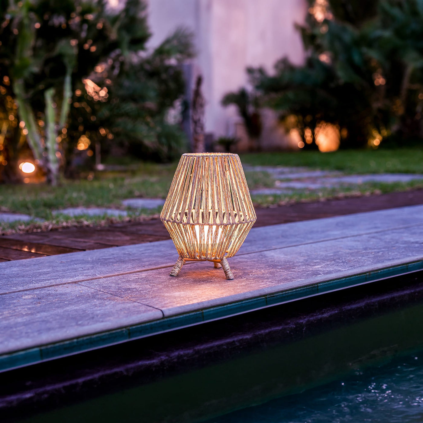 Lampe de table Sisine 30 de Newgarden : éclairage chaleureux et naturel, disponible en version intérieure et extérieure pour une polyvalence maximale.