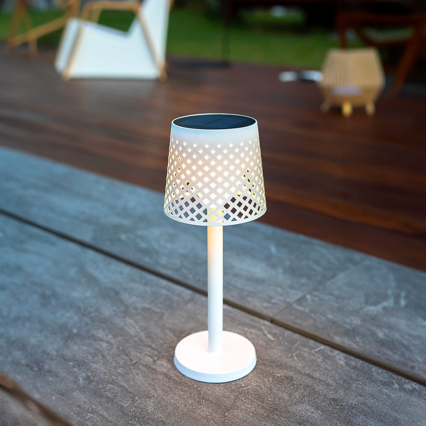 Lampe solaire Greta de Newgarden : 5 configurations possibles, allumage automatique ou manuel. Recharge solaire et USB. Écologique, fabriquée avec des matériaux recyclés.