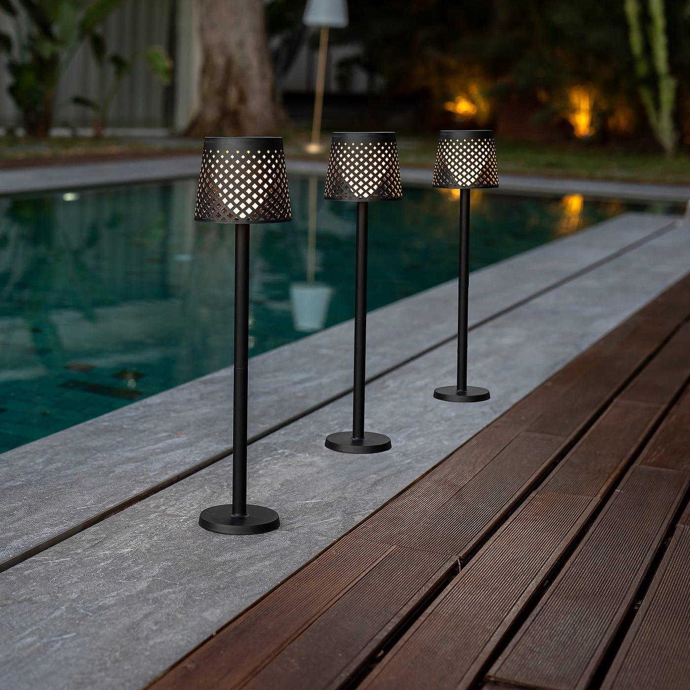 Lampe solaire Greta de Newgarden : 5 en 1, polyvalence et style. Modes d'allumage manuel et automatique, recharge solaire ou USB. Écologique avec matériaux recyclés.