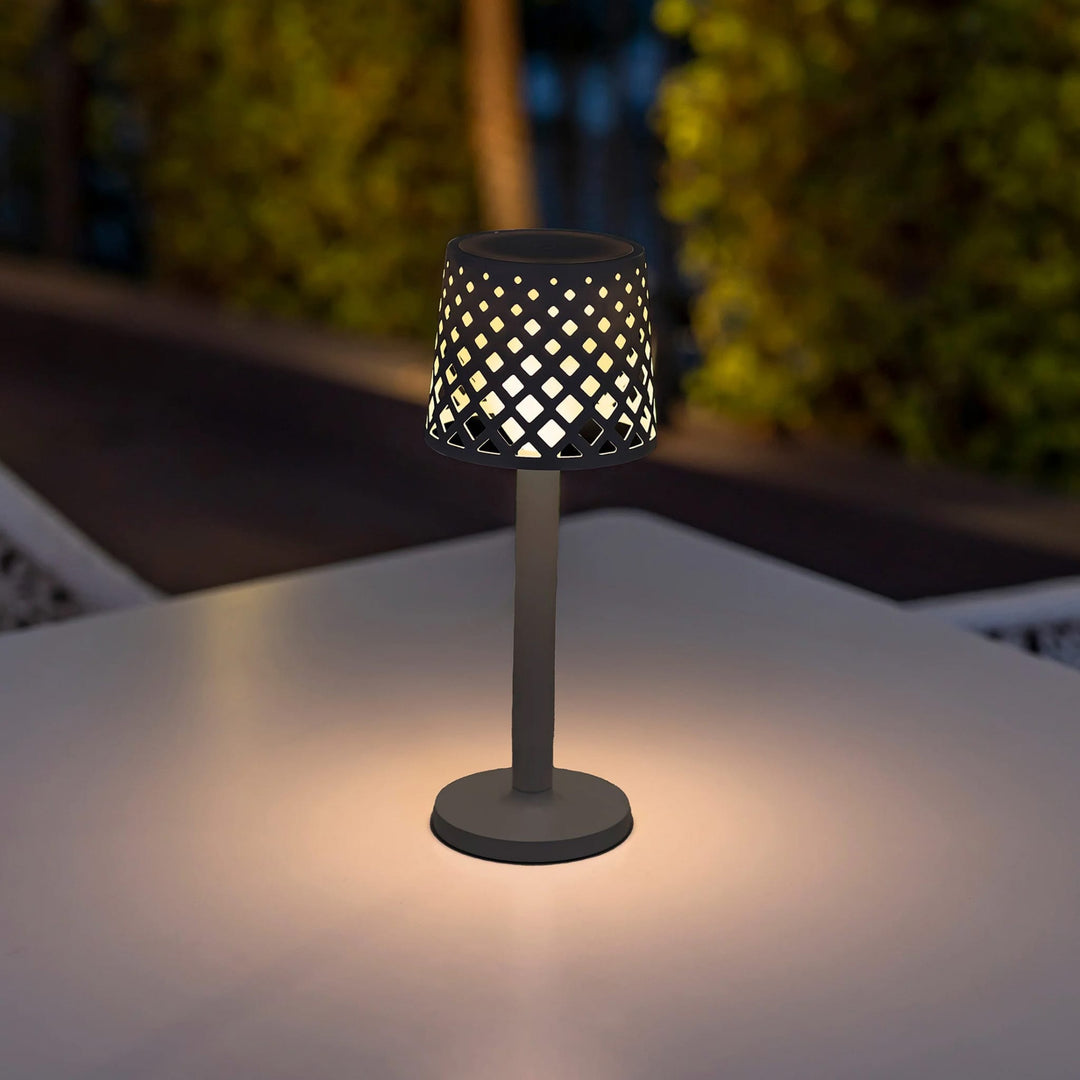 Lampe à poser Gretita de Newgarden, design élégant et moderne en plastique recyclé. Fonctionne sur piles, bouton tactile intégré. Idéale pour jardin et terrasse.