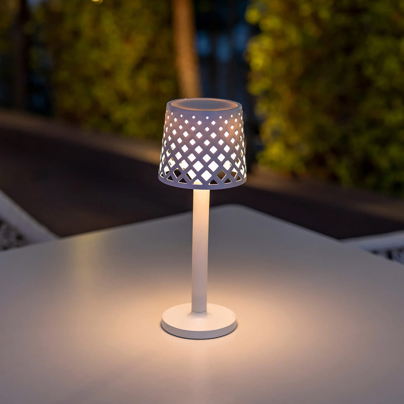 La lampe à poser Gretita de Newgarden illumine votre jardin avec style. Écologique, fonctionnant sur piles, avec un bouton tactile pour un réglage lumineux moderne.