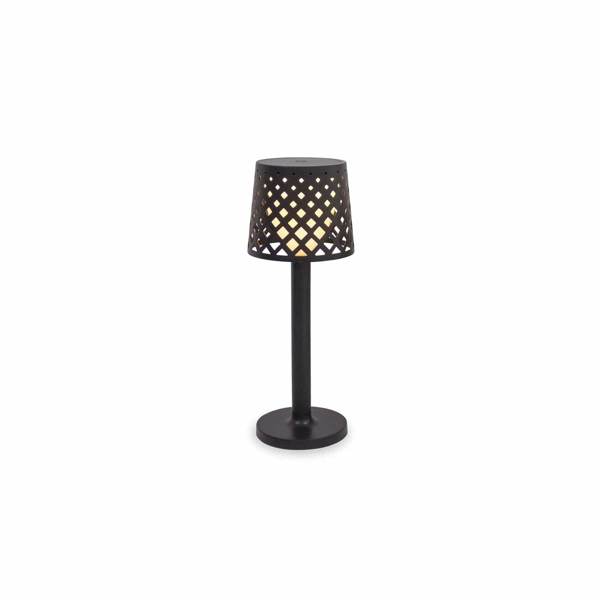 Découvrez Gretita de Newgarden : lampe à poser extérieure, esthétique moderne, plastique recyclé. Fonctionne sur piles pour une installation facile et mobilité totale. Noir.