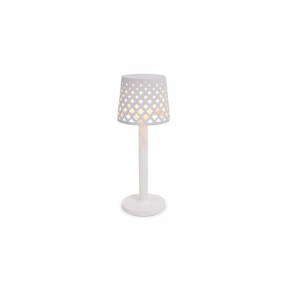 Gretita de Newgarden, une lampe à poser extérieure en plastique recyclé. Fonctionne sur piles, design moderne, bouton tactile pour un éclairage pratique et esthétique. Blanc.