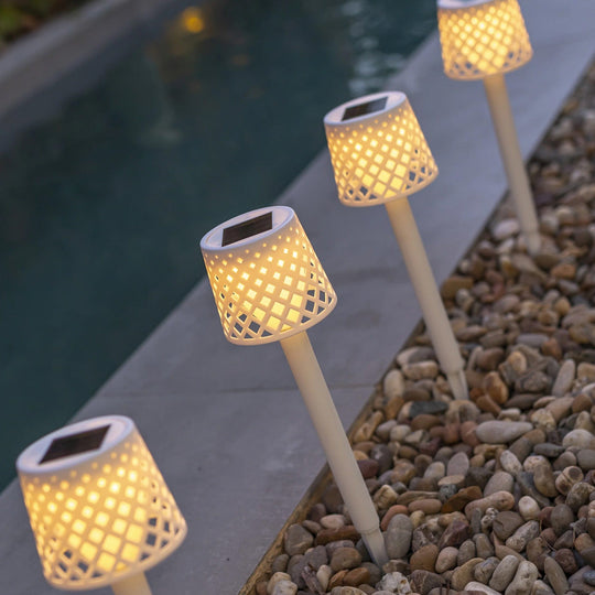 Gretita de Newgarden : lampe solaire en plastique recyclé, recharge solaire, allumage automatique au crépuscule. Idéale pour jardins, allées, piscines et jardinières.