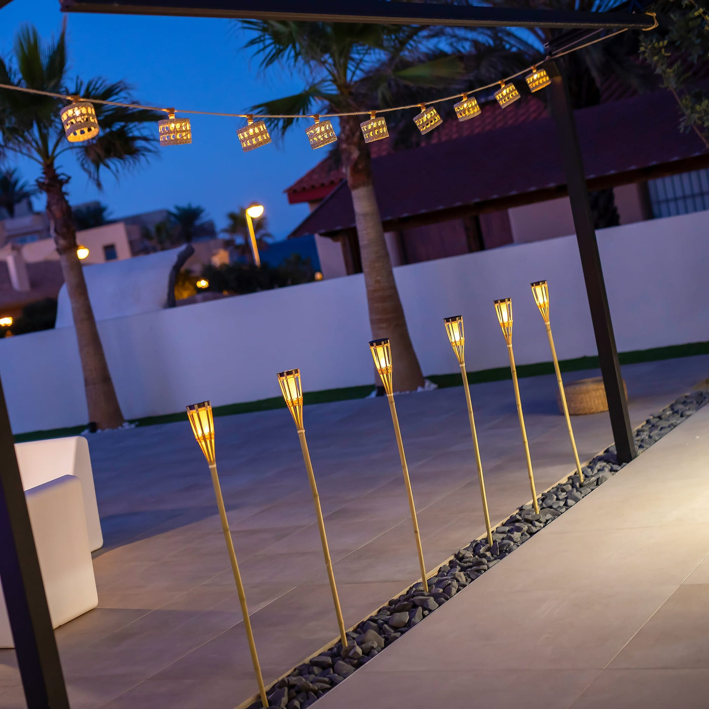 Lampe Hiama de Newgarden : en bambou, capteur crépusculaire, effet flamme réaliste. Solution d'éclairage écologique et artisanale pour votre jardin.