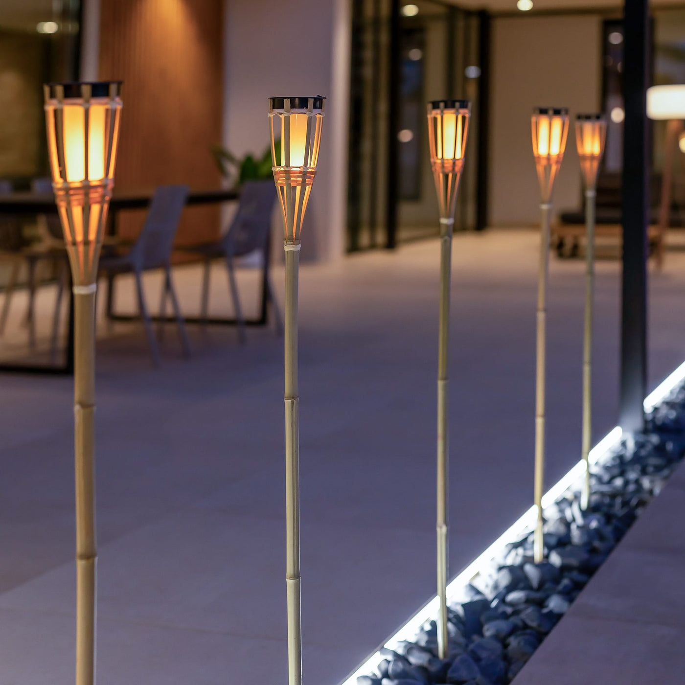 Hiama de Newgarden : lampe solaire en bambou, éclairage automatique, effet flamme. Parfaite pour illuminer les allées et abords de piscine.
