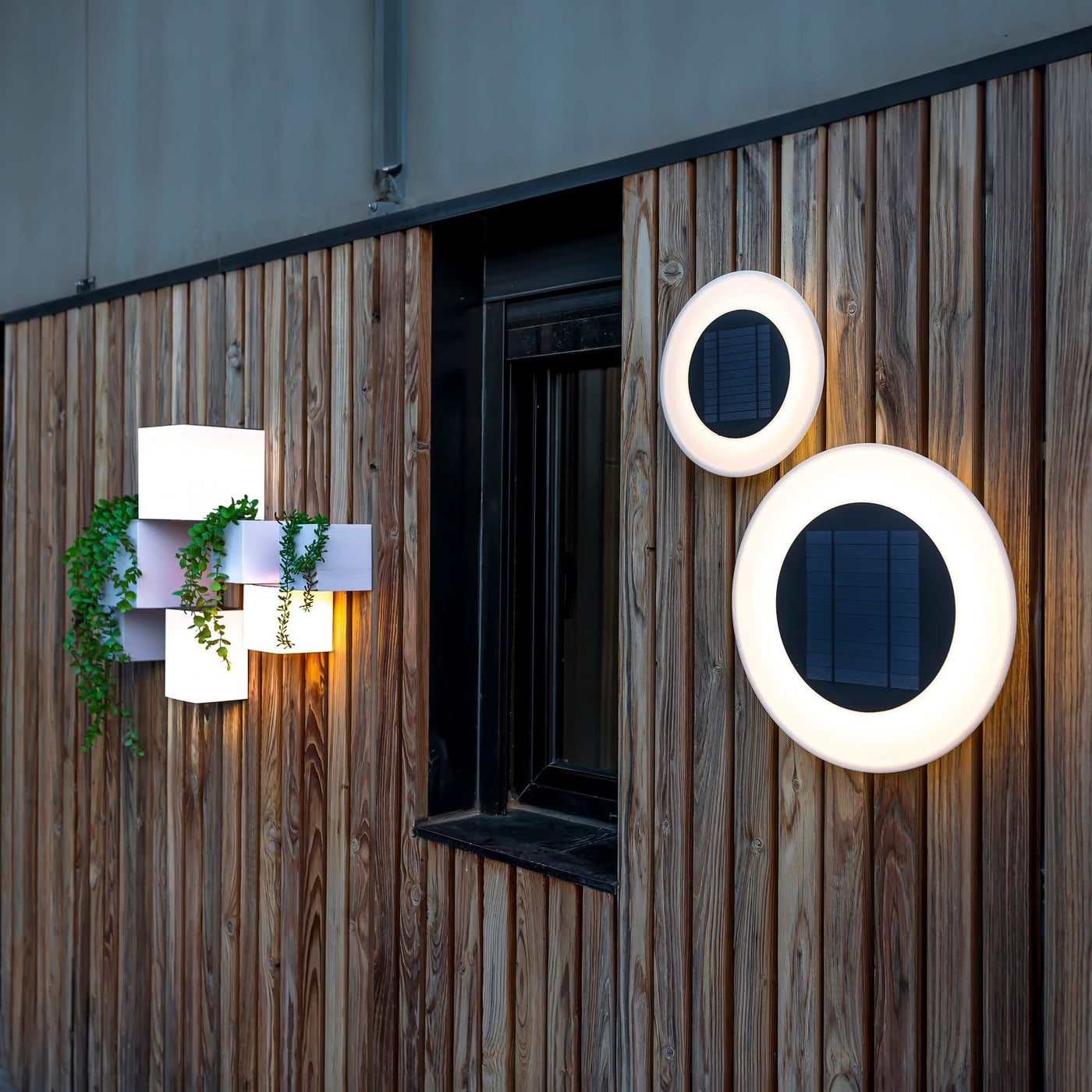Explorez Wally de Newgarden : lampe murale écologique en plastique recyclé, activée par capteur de proximité pour une luminosité optimale, parfaite pour tout espace extérieur.