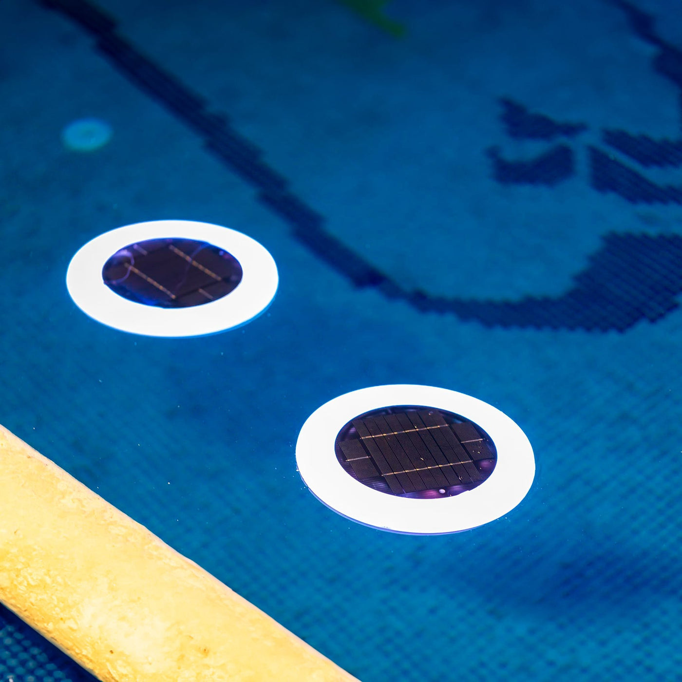 Illuminez votre piscine avec Papaya de Newgarden : lampe sans fil, étanche, rechargeable par solaire, large gamme de couleurs.