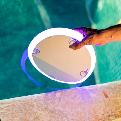 Papaya de Newgarden : lampe de piscine sans fil, rechargeable par solaire, contrôle par télécommande, installation avec adhésif ou ventouses.