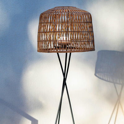 Lampe Amalfi de Newgarden : artisanat et modernité réunis, LED 3000K, résistance aux éléments, autonomie prolongée pour un éclairage sans compromis.