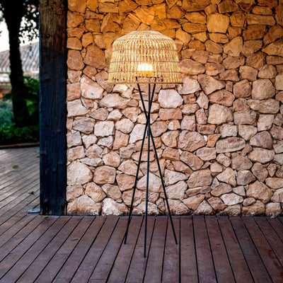 Lampe Amalfi de Newgarden : élégance et praticité avec sa base magnétique et télécommande, s'adapte facilement à votre décor intérieur ou extérieur.
