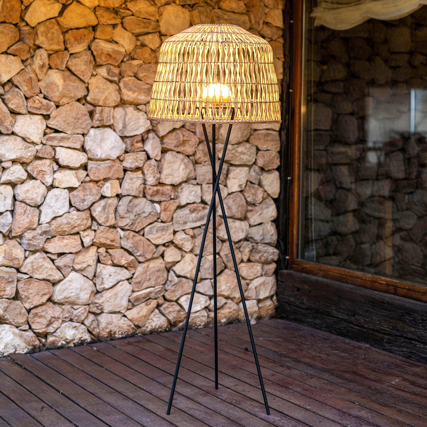 Découvrez la lampe Amalfi de Newgarden : design tressé à la main, LED blanc chaud, parfaite pour éclairer sans contrainte n'importe quel espace.