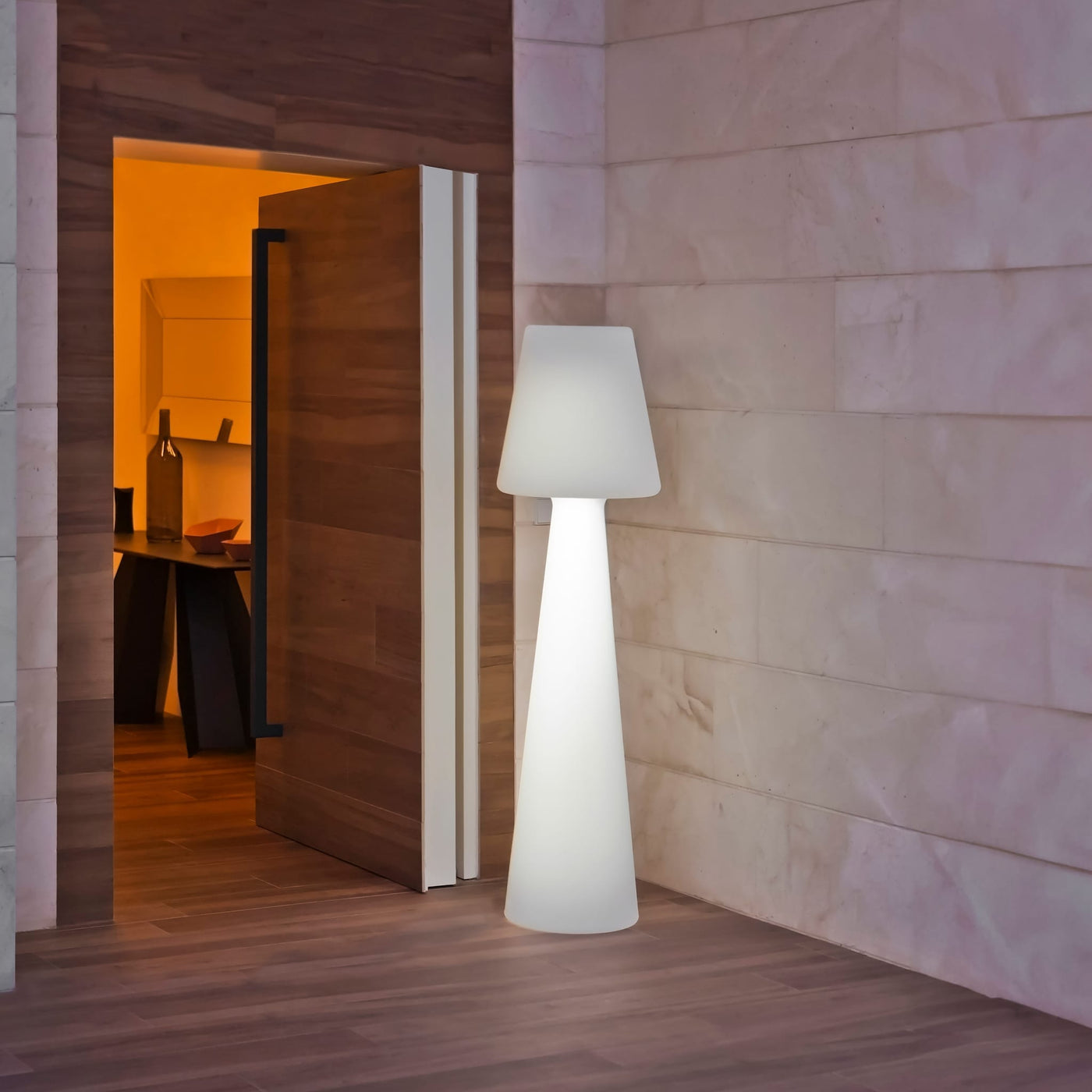 Découvrez Lola 165 de Newgarden : lampe sur pied LED, télécommande, polyéthylène blanc. Conçue pour illuminer vos espaces intérieurs et extérieurs.