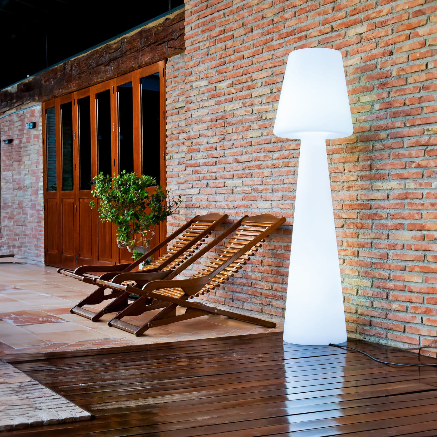 Lola 165 de Newgarden : lampe sur pied LED, télécommande, durable et résistante aux intempéries. Idéale pour illuminer vos espaces intérieurs et extérieurs.
