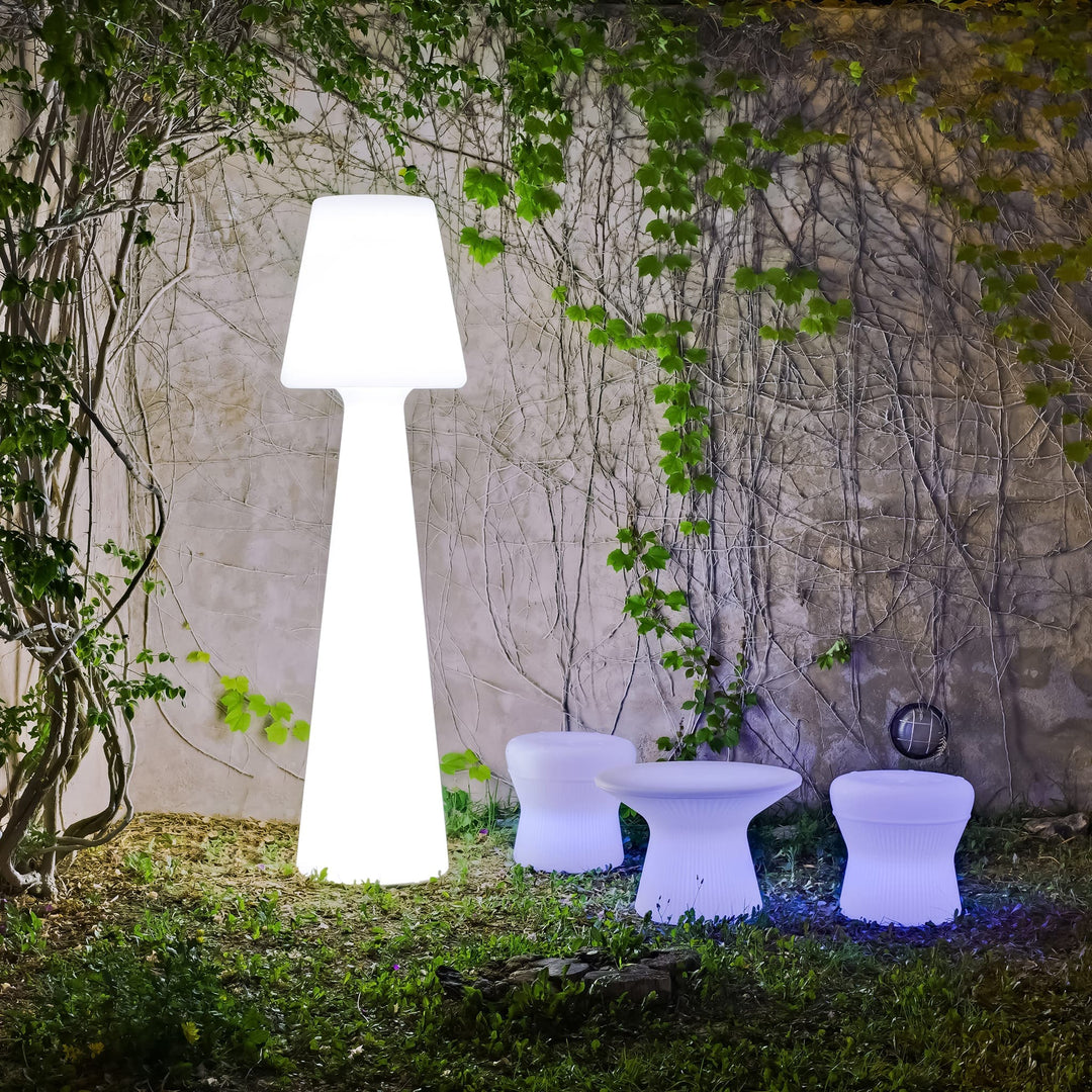 Lampe sur pied Lola 200 : design captivant, 2200 lumens, IP65, parfaite pour illuminer jardin et intérieur avec élégance et durabilité.