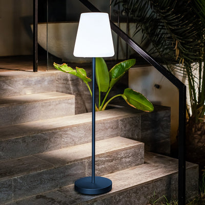 Lola Slim 120 de Newgarden : lampe LED innovante, pied métallique, 600 lumens, IP65, parfaitement adaptée à tous vos espaces intérieurs et extérieurs.