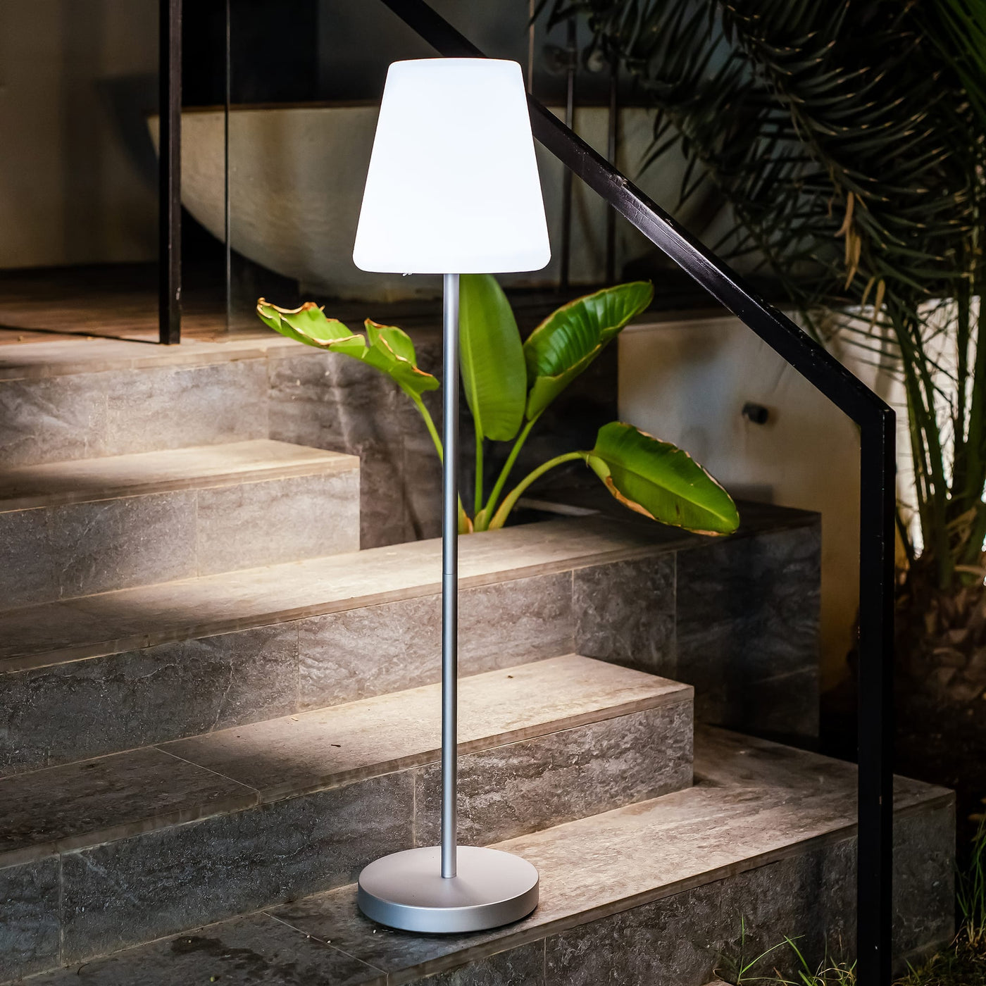 Lola Slim 120 de Newgarden : lampe sur pied LED, polyéthylène blanc et pied métallique, 600 lumens, parfaite pour éclairer avec style vos espaces.
