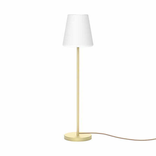 Lola Slim 180 de Newgarden : lampe LED ø15.7" x 69.7", 800 lumens, base métallique, polyéthylène blanc, résistance aux intempéries IP65. Laiton, câble en chanvre.