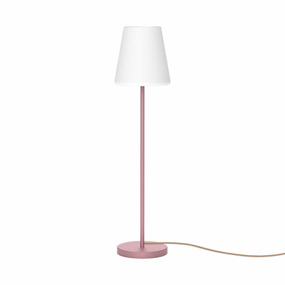 Lola Slim 180 de Newgarden : lampe sur pied LED, base métallique, 800 lumens, polyéthylène blanc, IP65, télécommande pour options de couleur personnalisées. Rose gold, câble en chanvre.
