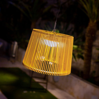 Lampe suspendue Okinawa de Newgarden : design évasé, 900 lumens, base magnétique, télécommande, idéale pour l'éclairage extérieur.