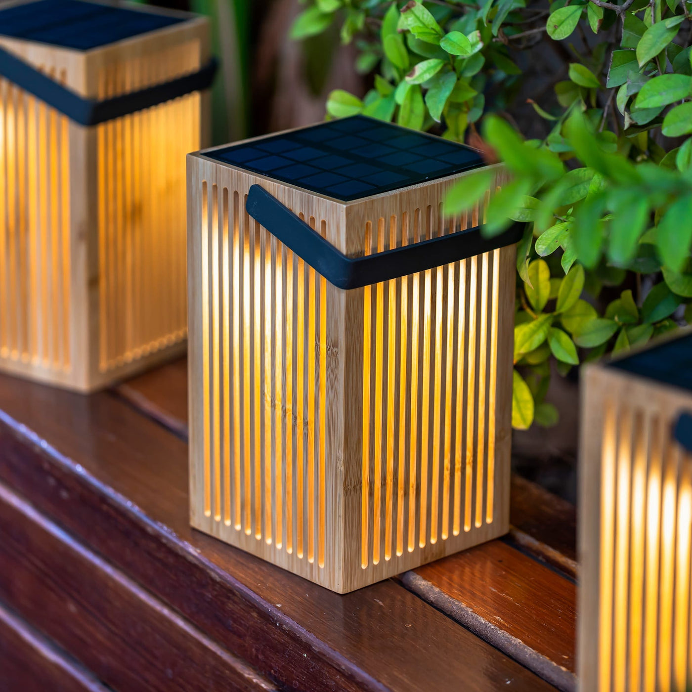 Lanterne Okinawa de Newgarden : bambou fait main, panneau solaire, veilleuse rechargeable 900 lumens, parfaite pour terrasses et jardins.