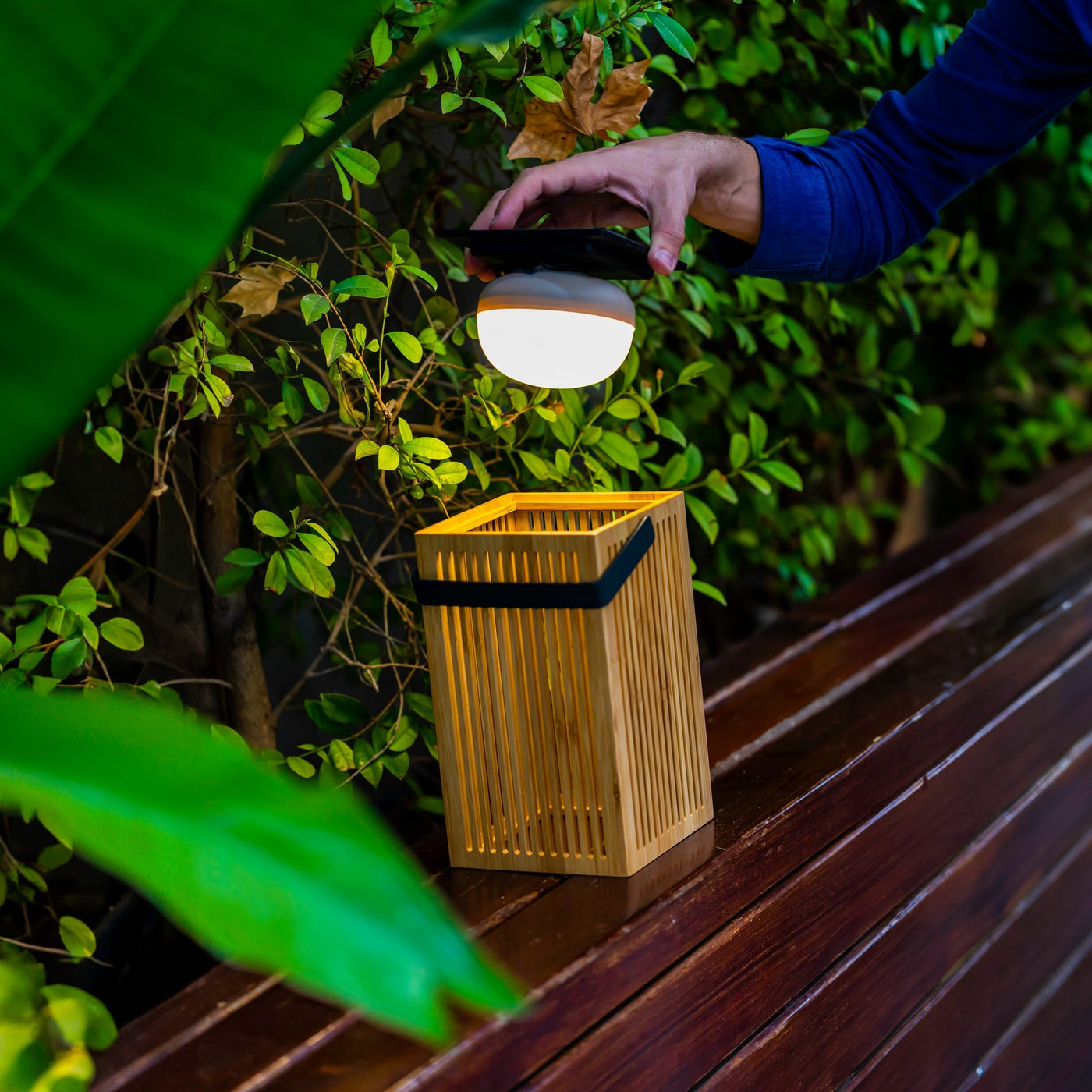 Lanterne Okinawa de Newgarden : bambou naturel, panneau solaire, veilleuse portable 900 lumens, design épuré, ambiance chaleureuse.