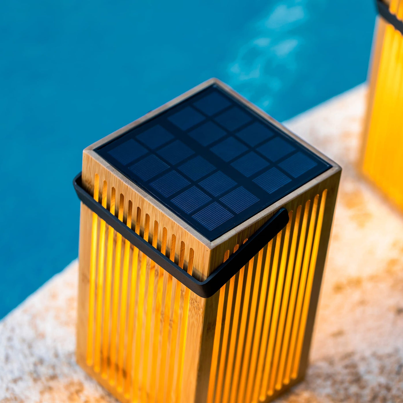 Lanterne Okinawa de Newgarden : design en bambou, panneau solaire, veilleuse portable 900 lumens, créez une ambiance chaleureuse.