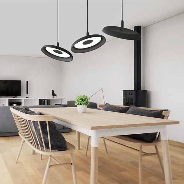 La silhouette ronde, pure et élégante de la lampe suspendue Nivél de Pablo Designs, présente une palette colorée d'abat-jour filés combinée à un moteur de lumière LED pivotant sur l'axe pour concentrer la lumière vers le bas.