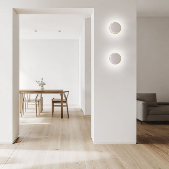 La Totem Puck de Pablo Designs : un luminaire compact et polyvalent offrant un éclairage LED non éblouissant et personnalisable.