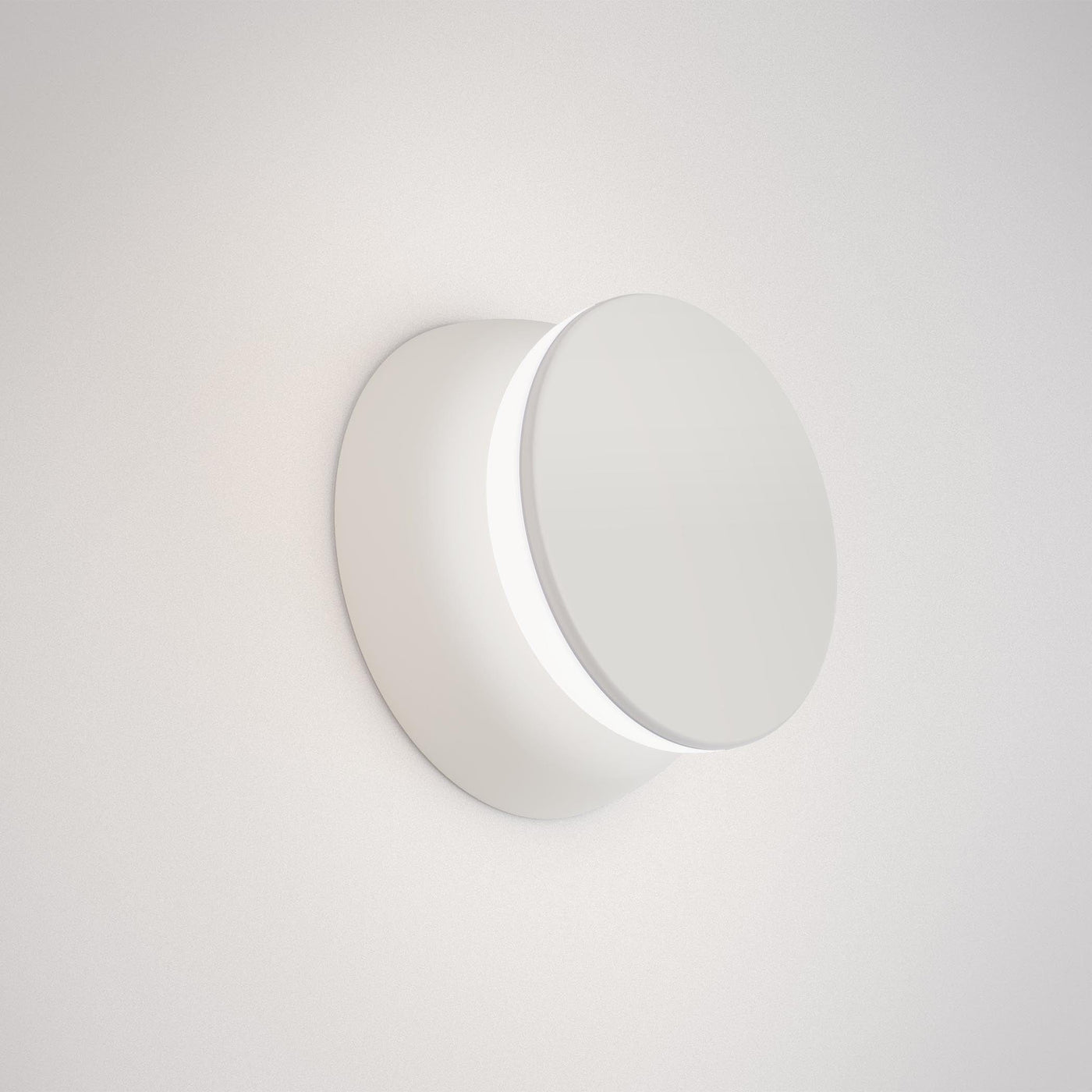 La Totem Puck de Pablo Designs : une lampe murale minimaliste, disponible en finitions personnalisables, idéale pour un éclairage d'ambiance.