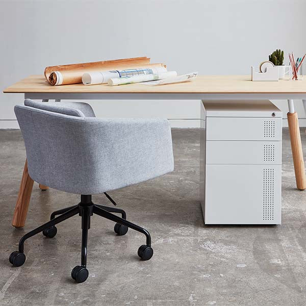 La hauteur réglable, sa capacité de pivotement de la chaise de bureau Radius de Gus* Modern et la possibilité de le configurer avec des roulettes ou des pieds fixes en font le complément idéal pour un espace de travail moderne.