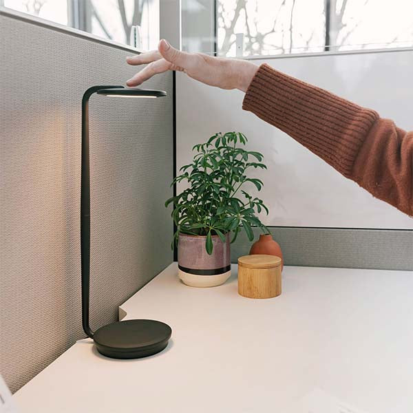 L'abat-jour pivotant et le bras très maniable de la lampe de travail Pixo Plus de Pablo designs lui confèrent une utilité maximale pour un encombrement minimal.