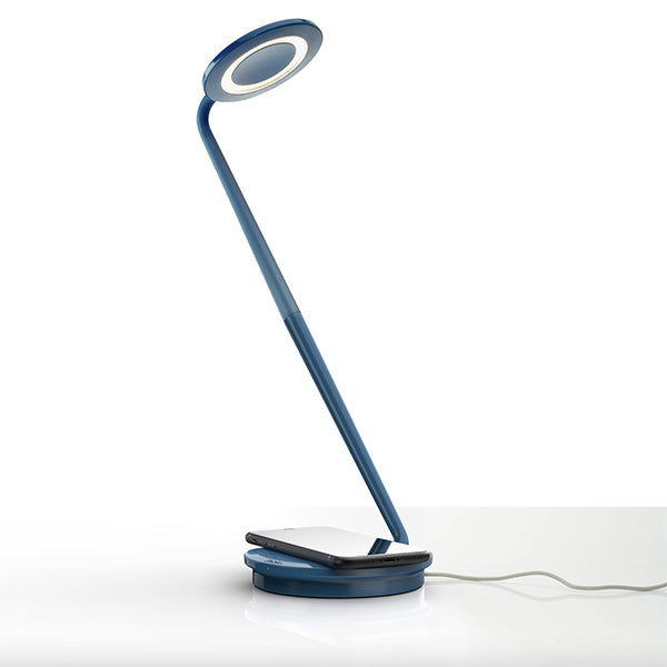 La base de la lampe de bureau Pixo Plus de Pablo Designs, intègre une technologie de chargement sans fil ultra pratique et un port USB pour une expérience d'éclairage de travail ultime.