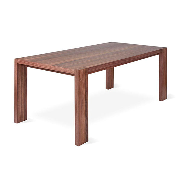 Vous cherchiez une solution chaleureuse et d’une simplicité formelle pour aménager votre salle à manger ? Félicitations, vous avez trouvé. La collection Plank de Gus* Modern vous propose ici une large et solide table à dîner avec une finition en noyer