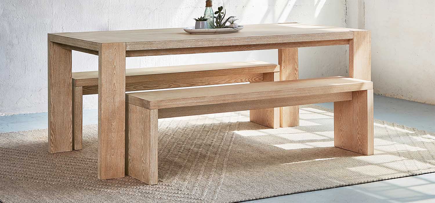 Vous cherchiez une solution chaleureuse pour aménager votre salle à manger ? Vous avez trouvé. La collection Plank de Gus* Modern se compose d’une table à manger et d’un banc avec une finition en noyer des plus accueillantes pour vos invités.