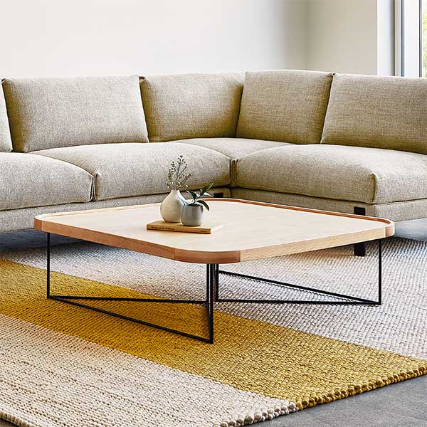 La table à café carrée Porter offre une vaste surface à profil bas avec des éléments raffinés et modernes. Elle présente un plateau en bois plaqué et un bord en bois massif surélevé aux coins arrondis