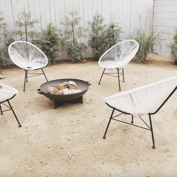 . Inspirée de l'icône de design mexicain des années 1950, la chaise Acapulco allie élégance irrésistible et confort absolu avec sa structure en acier et son assise tressée en fil de plastique.