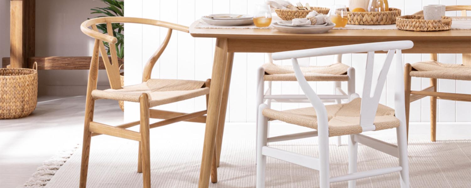 Inspirée de l’œuvre "Wishbone CH24" du designer danois Hans Wegner, symbole du début des années 1950 dans la création industrielle. Ses formes organiques et douces font de cette chaise une pièce qui se marie parfaitement à un style scandinave.