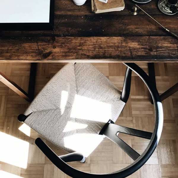 Inspirée de l’œuvre "Wishbone CH24" du designer danois Hans Wegner, symbole du début des années 1950 dans la création industrielle. Ses formes organiques et douces font de cette chaise une pièce qui se marie parfaitement à un style scandinave.