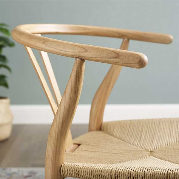 Inspirée de l’œuvre "Wishbone CH24" du designer danois Hans Wegner, symbole du début des années 1950 dans la création industrielle. Ses formes organiques et douces font de cette chaise une pièce qui se marie parfaitement à un style scandinave.