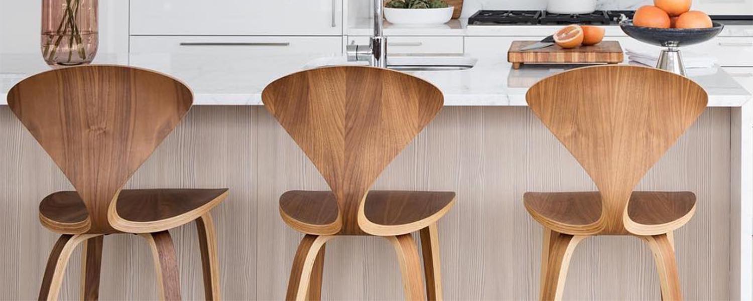 L'élégance du "Mid-Century" à son meilleur. Voici le tabouret de comptoir Cherner, la issu de la collection en contreplaqué de noyer chauffé et moulé. Un design intemporel disponible en deux teintes de noyer de couleur riche inspiré du célèbre designer Norman Cherner.