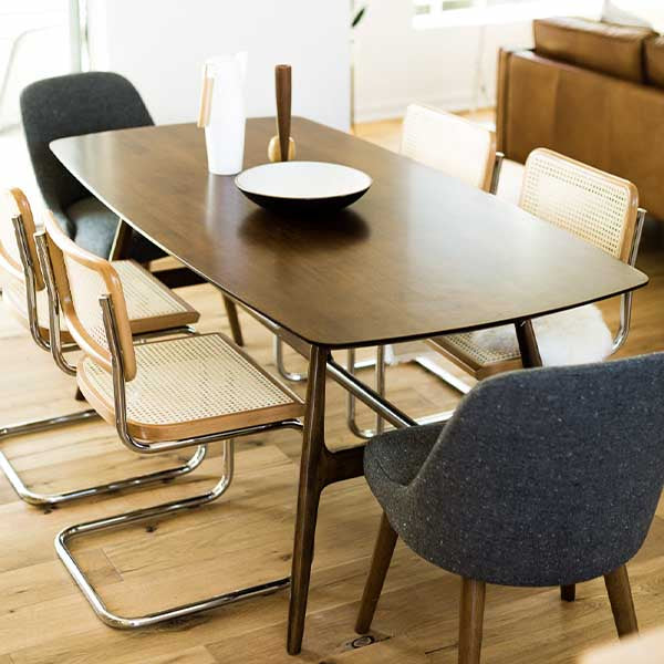 Un classique que vous avez certainement dû voir quelque part. Cette reproduction de la célèbre chaise cannée S32, du designer Marcel Breuer, représente le design des années 1920 et 30. C'est une chaise qui saura vous séduire.