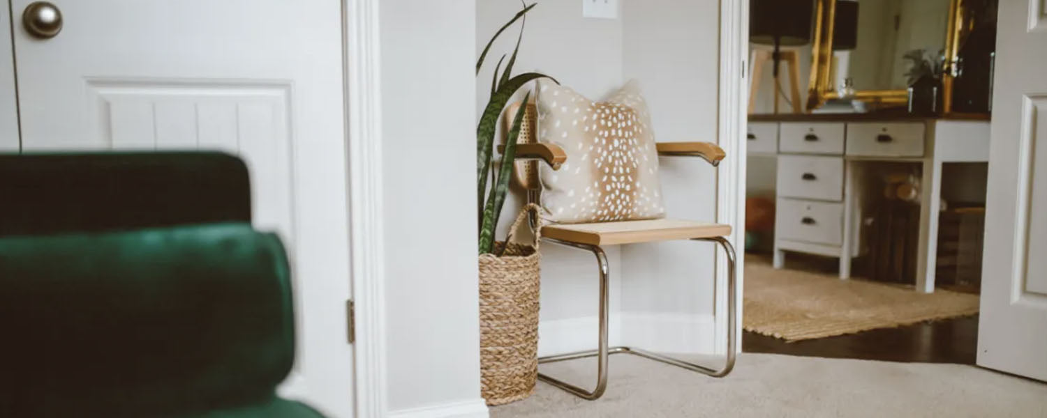 Cette reproduction de la célèbre chaise cannée S64, du designer Marcel Breuer, est celle qu'il vous faut. Avec ses accoudoirs et sa base en acier, vous trouverez le calme d'un fauteuil et la flexibilité d'un dossier de chaise